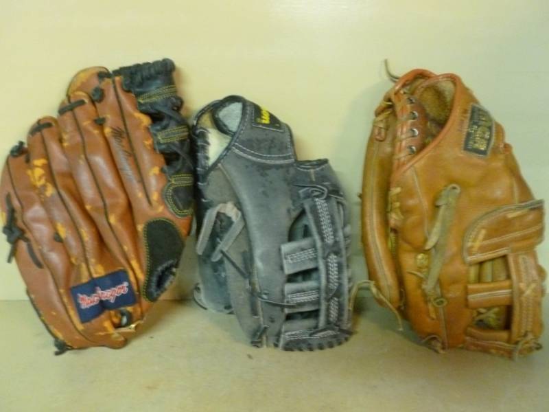lot 135 image: Baseball Gloves