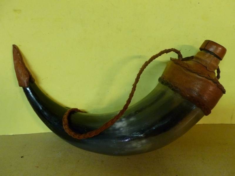 lot 136 image: Black Powder Horn