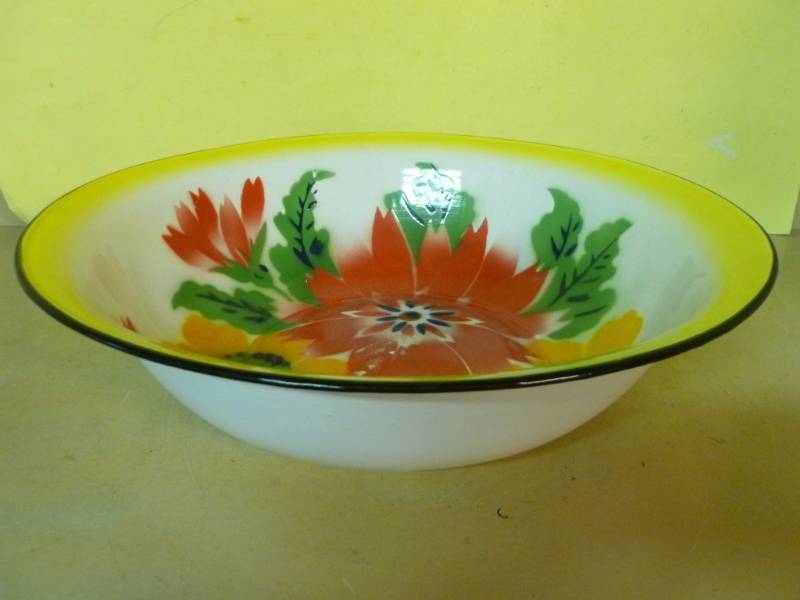 lot 157 image: Vintage Enamelware