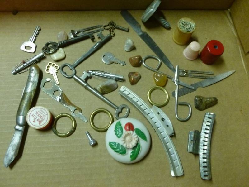 lot 170 image: Vintage Items