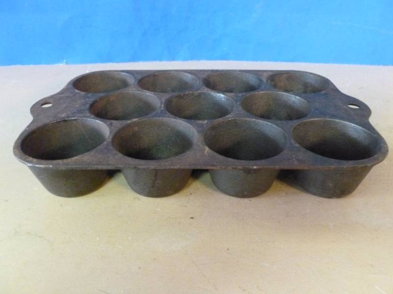 lot 193 image: Vintage Cast Iron Pan