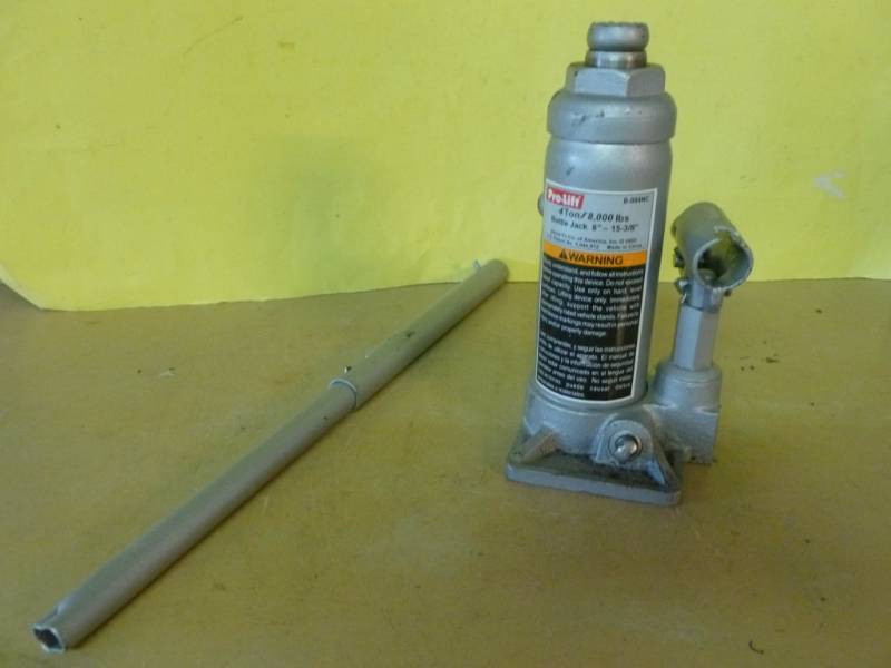 lot 209 image: Bottle Jack