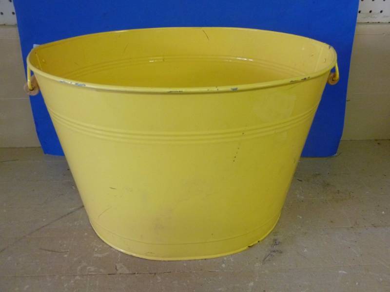 lot 230 image: Metal Tub