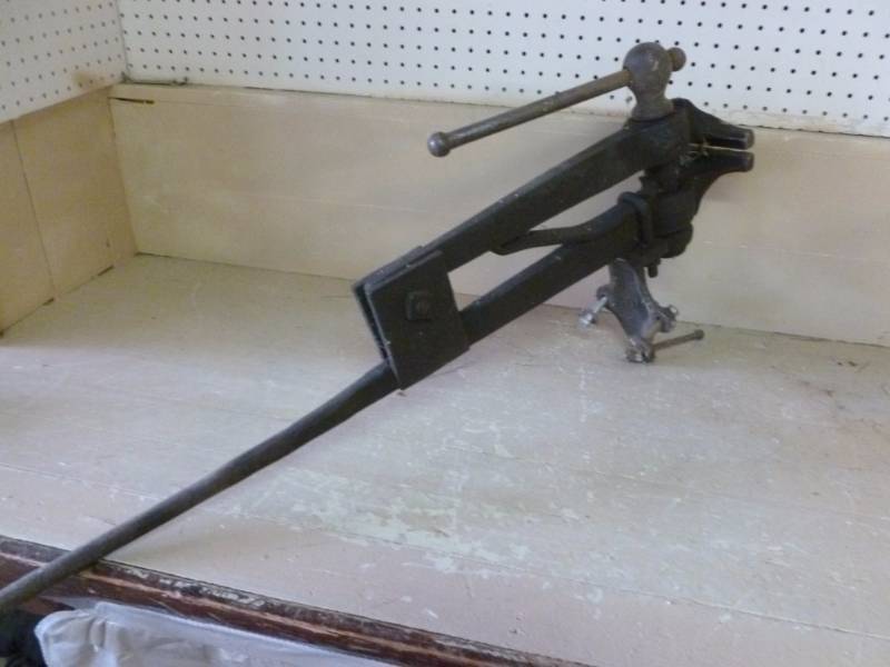lot 235 image: Vintage Post Vise