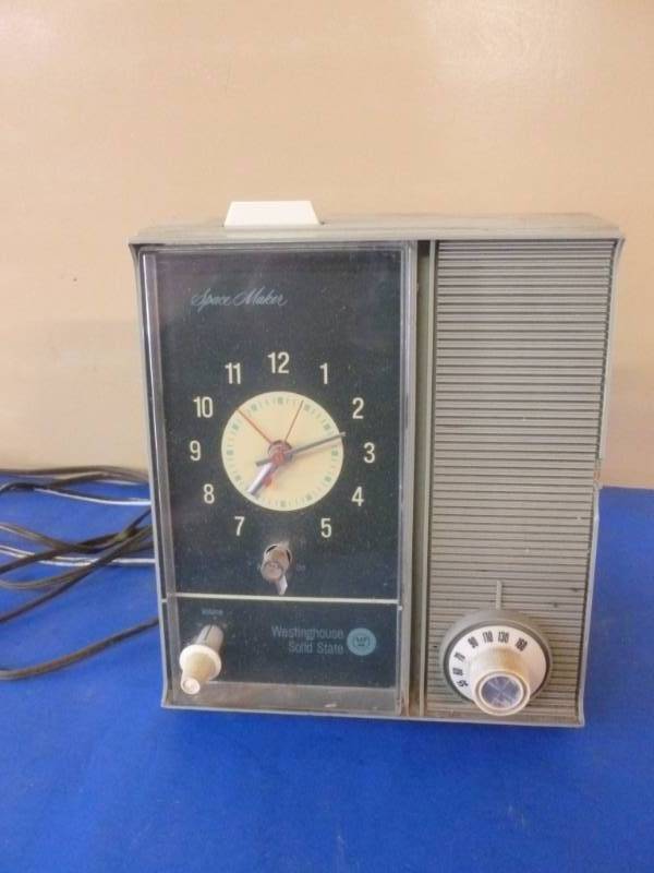 lot 250 image: Vintage Radio