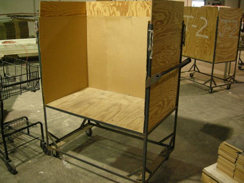 lot 42 image: Rolling Materials Cart