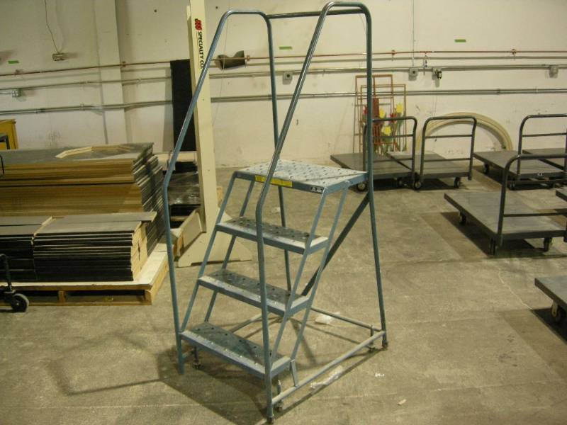 lot 44 image: Gillis 4-Step Shop Ladder