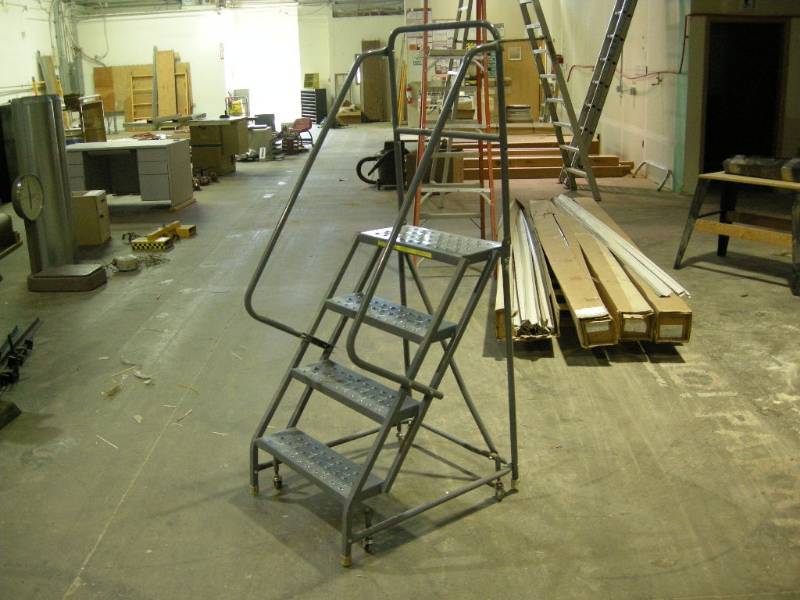 lot 45 image: Tri-Arc 4-step Rolling Ladder