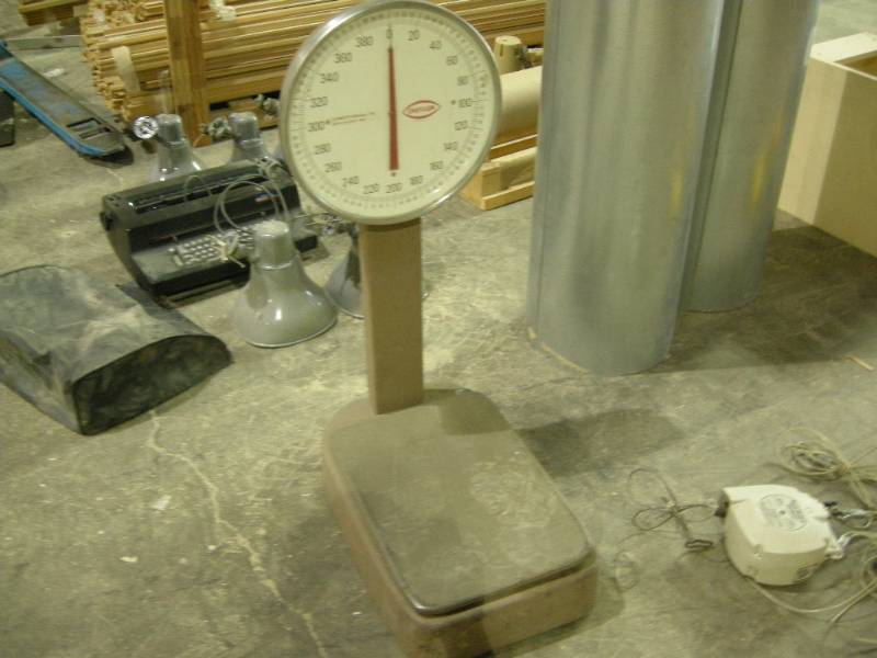 lot 83 image: Chatillon 400lb Scale