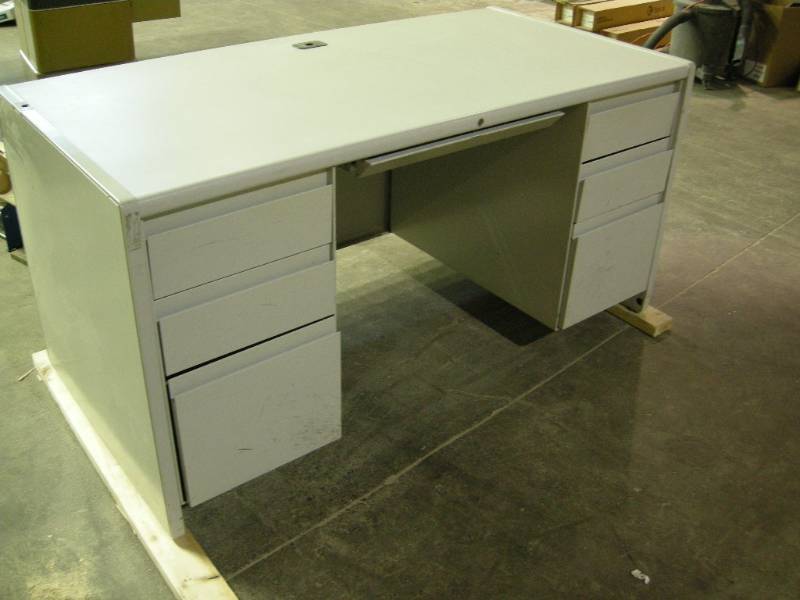 lot 90 image: Office Desk