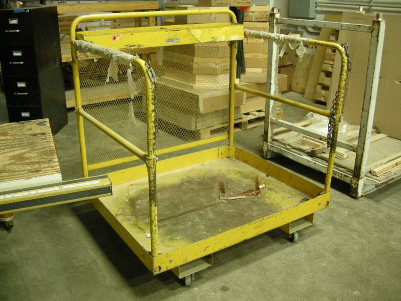lot 104 image: Personnel Lift Platform Cage