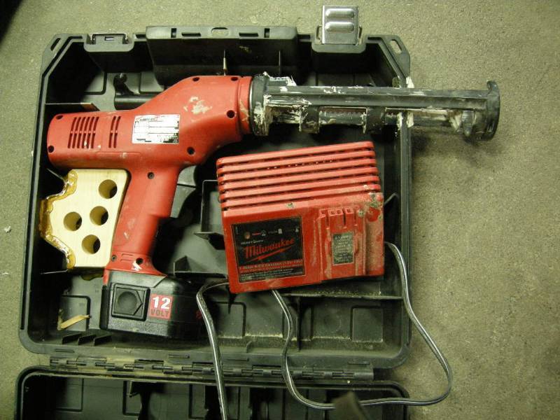 lot 106 image: Milwaukee 12V Caulk Gun