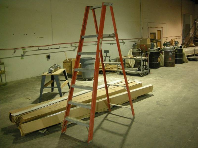 lot 171 image: Louisville Fiberglass Step Ladder