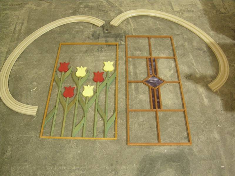 lot 187 image: Decorative Window Pieces