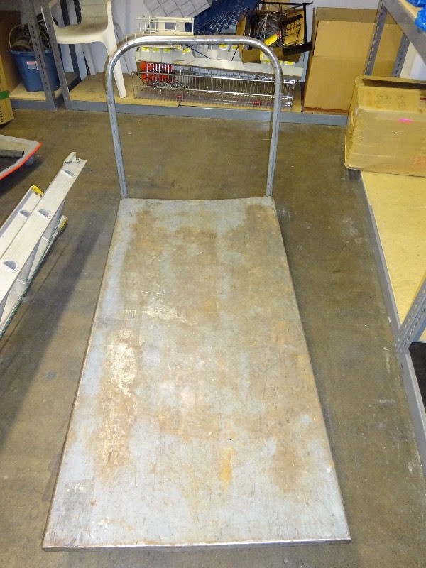 lot 4 image: Metal flat bed cart