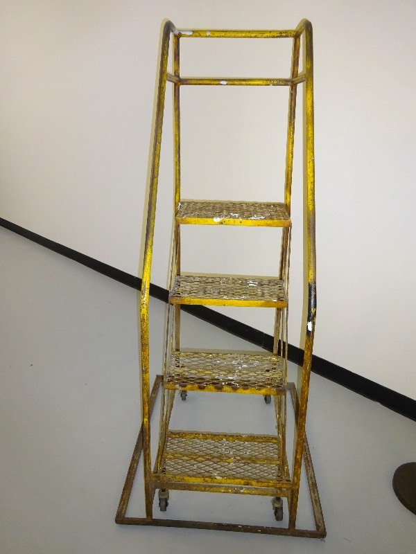 lot 6 image: Rolling step cart 4 steps