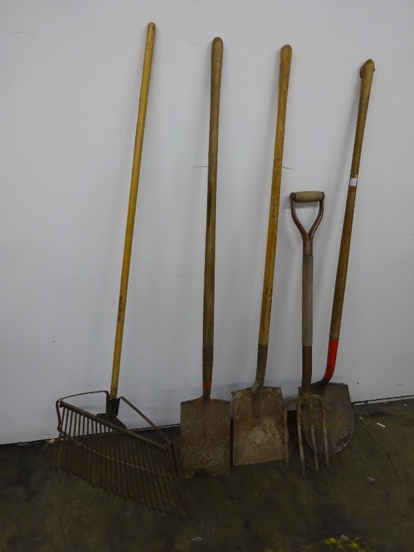 lot 9 image: 1 spade shovel