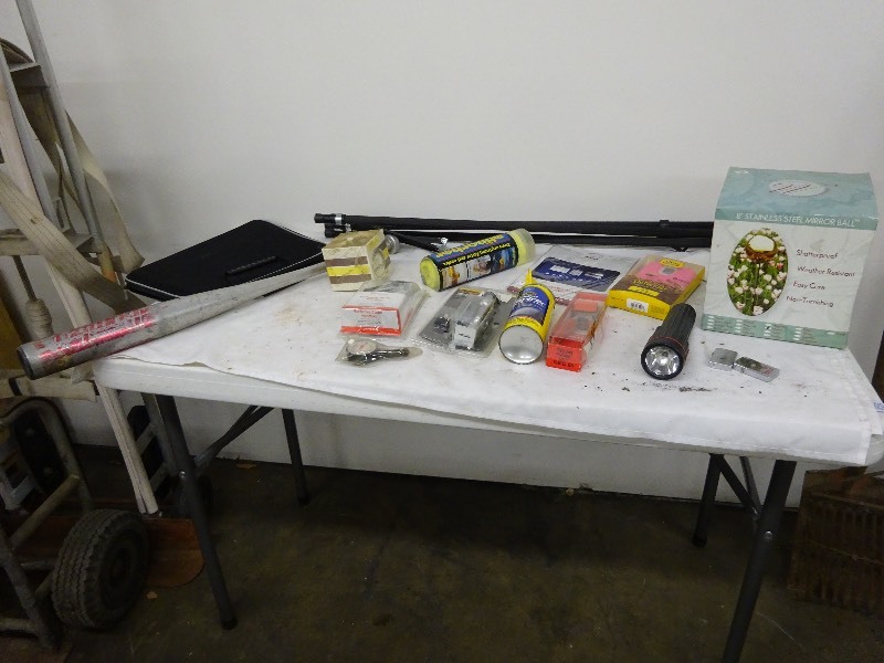 lot 27 image: Variety of items