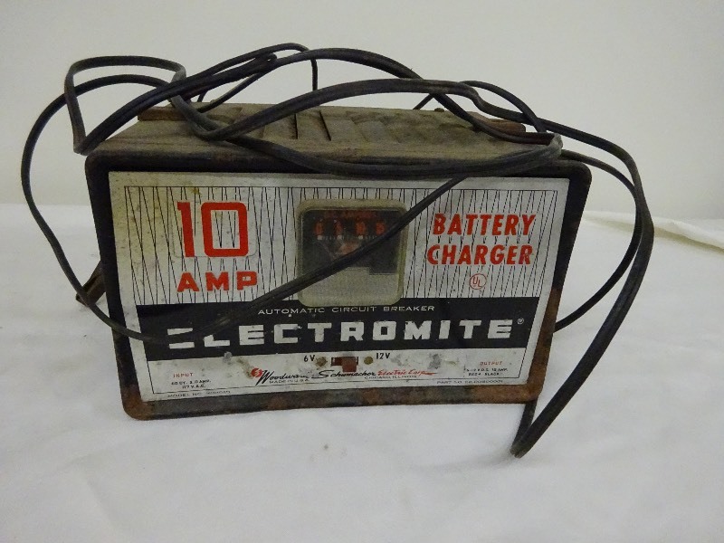 lot 29 image: Electromite batter charger