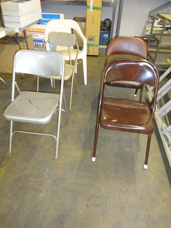 lot 33 image: 2 folding chairs, 1 plastic chair, 1 arm metal arm char