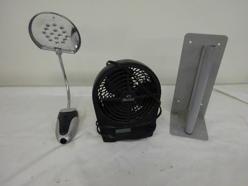 lot 41 image: Tabledesk top fan, paper holder, desk lamp