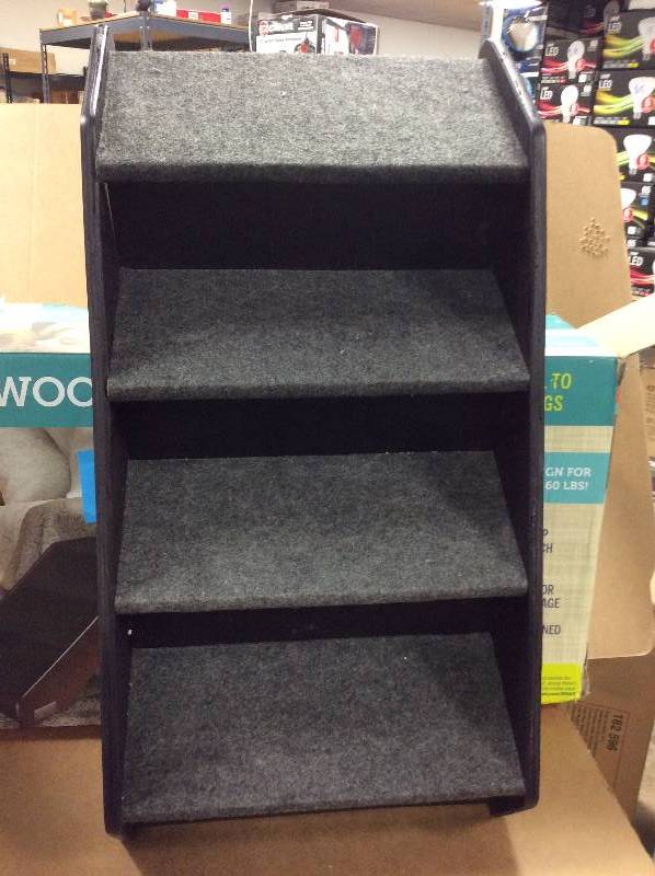 lot 109 image: Animal Planet Wodden Stairs