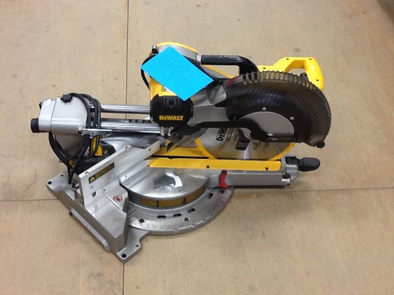 lot 114 image: Dewalt 15 Amp 12 in. Double-Bevel Compound Miter Saw DWS779 missing bag in like new condition
