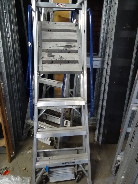 Louisville AP5004 4 step ladder. ...