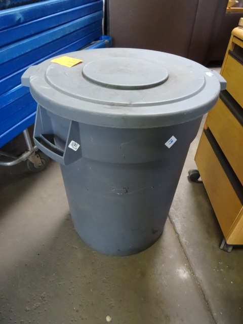 32 gal Rubbermaid brute garbage can...