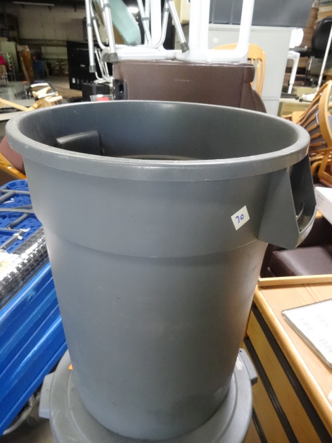 32 gal Rubbermaid brute garbage can...