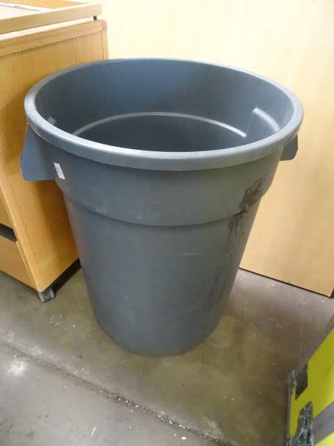 32 gal Rubbermaid brute garbage can...