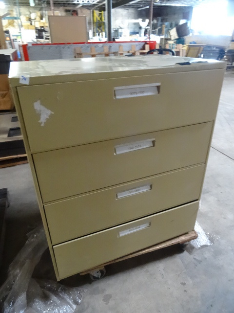 4 drawer metal cabinet. 37 x 25 x 4...