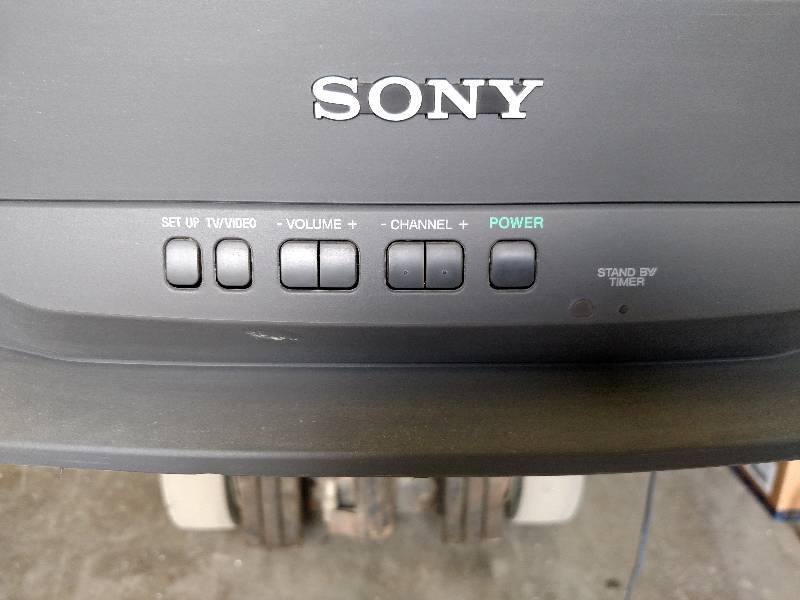 lot 62 image: Sony Trinatron 32 TV with Remote...