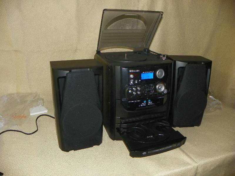 lot 7 image: Encore Tech 3CDTurntableHeadphones, MSRP $164.99