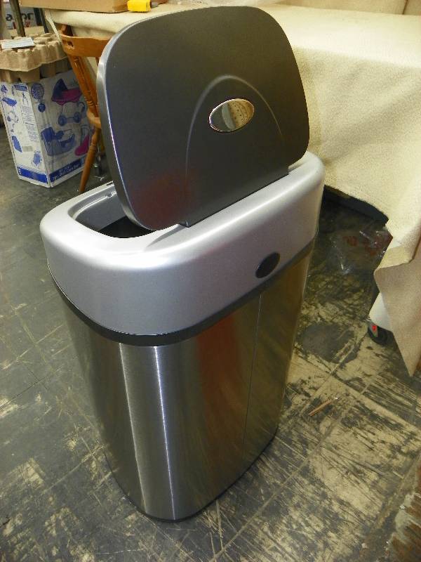 lot 19 image: Oval Lid 21 Gallon Motion Sensor Trashcan