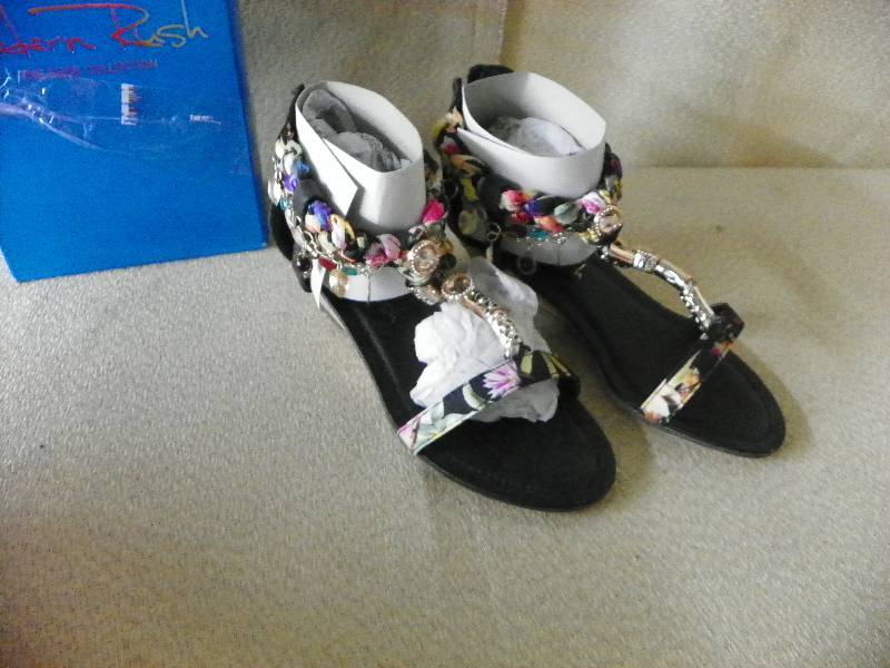 lot 37 image: Modern Rush Womens Dawn Sandal Black 6, MSRP $49.99