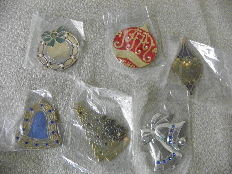 lot 38 image: 6 PIECE JEWEL ORNAMENTS, MSRP $24.99