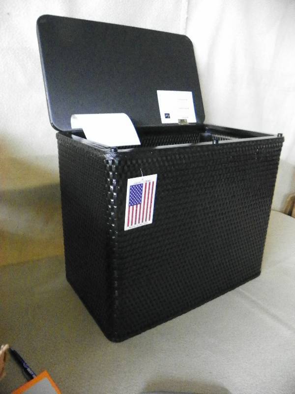 lot 40 image: Carter Bench Hamper Cappuccino