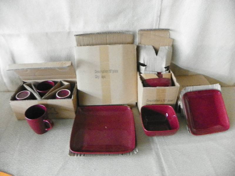 lot 41 image: alcove 16p Sq Dinnerware-Red, MSRP $49.99