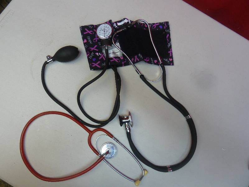 lot 713 image: Medical Lot