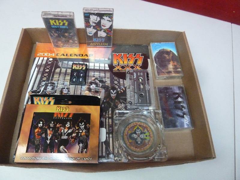 lot 727 image: KISS Collectibles