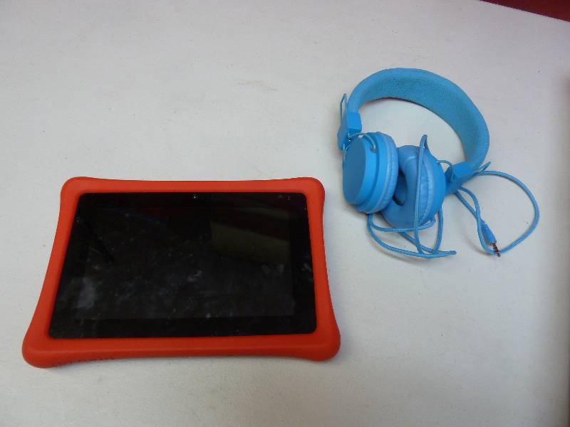 lot 769 image: Nabi & Headphones