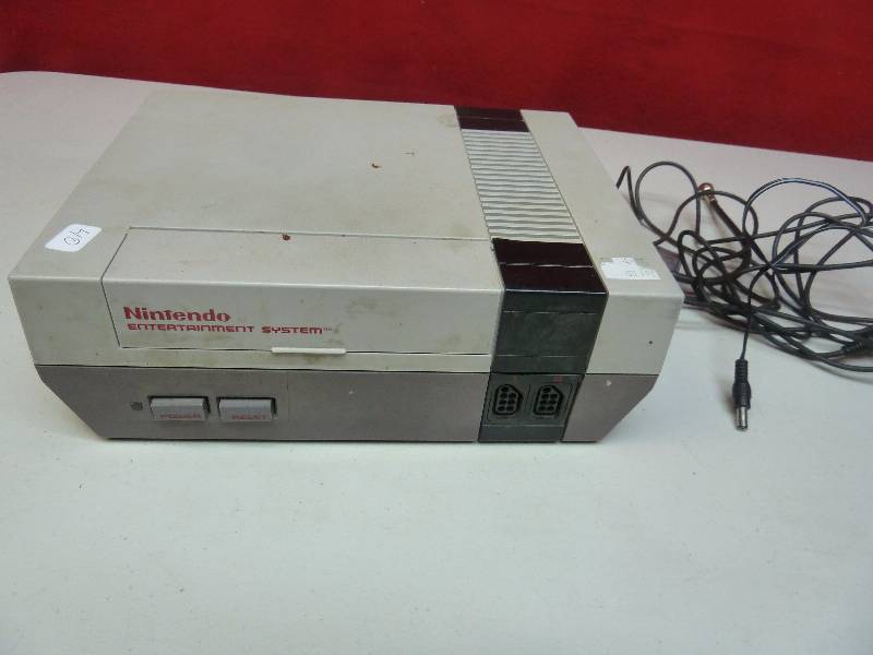lot 770 image: Vintage Nintendo Game System