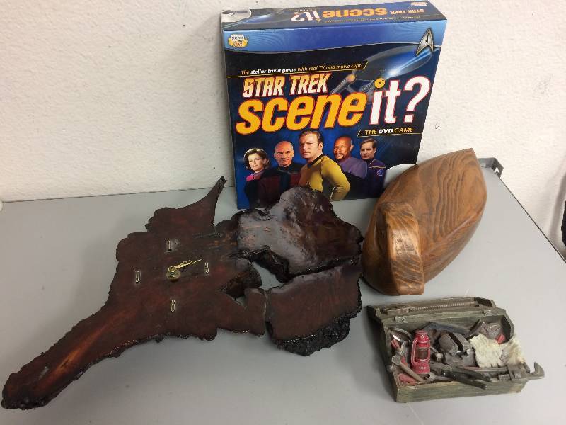 lot 10 image: Star trek Scene It wCollectibles