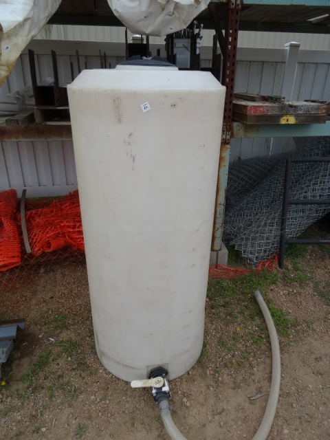 160 gal poly tank. Drain valve on b...