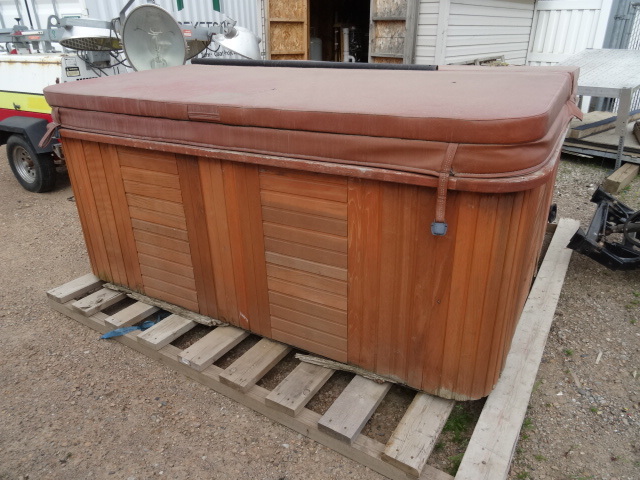 Cal spas hot tub. 84 x 84 x 36. Com...