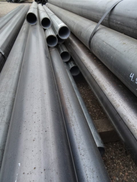 lot 10 image: Pile of misc pipe. Various lengths ...