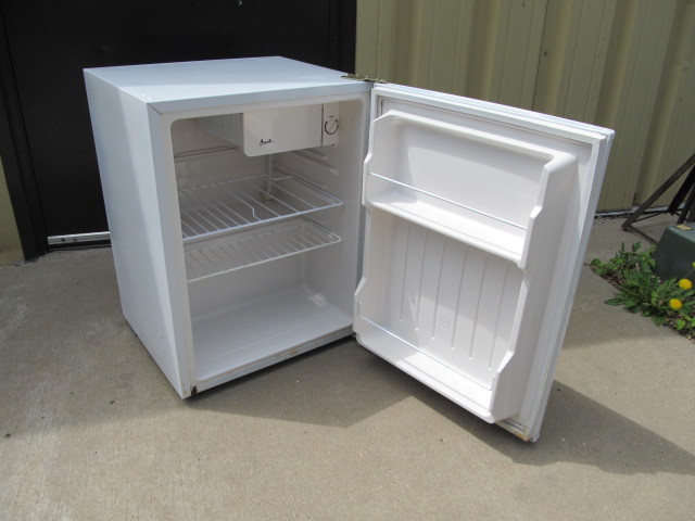 lot 20 image: Nice Clean Working AVANTI Mini Fridge