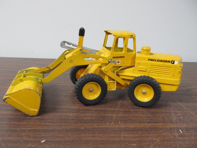 lot 75 image: Large Hough International Harvester Payloader