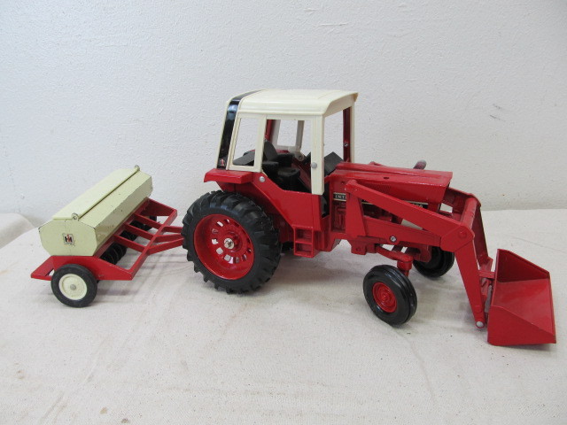 lot 45 image: NICE Larger Vintage Diecast Ertl International Harvester Tractor